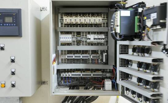 Dlaczego PLC i panel operatorski po złożeniu szafy nadal nie wymieniają danych