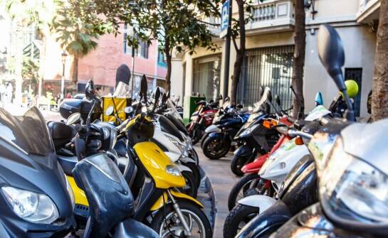 Skuter 50 ccm czy 125 ccm — który wariant lepiej sprawdza się w codziennych dojazdach po mieście