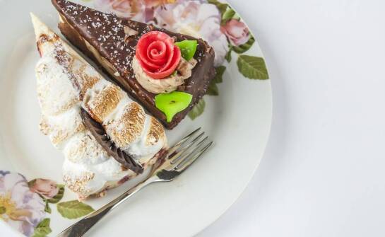 Dlaczego kształt i wysokość porcelanowej patery decydują o wygodzie serwowania deserów