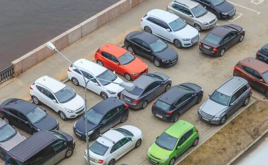 Samochodem na Podzamcze — jak połączyć parking z trasą spaceru po okolicy fontann