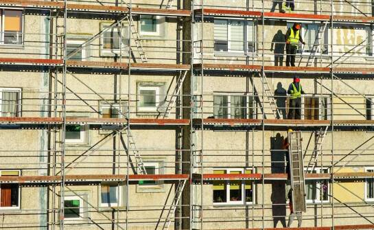 Jak zaplanować montaż systemu Bosta 70 przy remoncie elewacji, by uniknąć poprawek