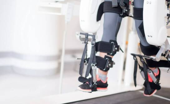 Kolano w protezie po amputacji — czym różnią się mechaniczne, pneumatyczne i elektroniczne rozwiązania