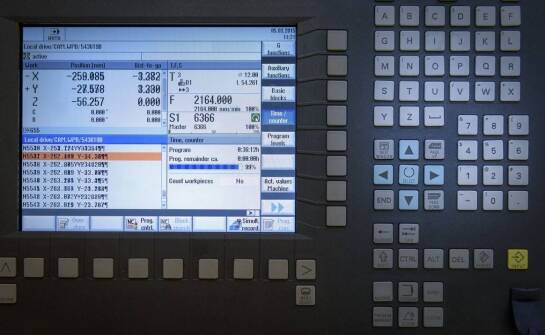 Jak programować wyświetlacz LCD w aplikacjach firmowych, by obsługiwał proces bez chaosu