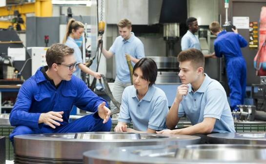 Jak wdrożyć pracowników z Ukrainy do pracy na hali w firmie metalowej