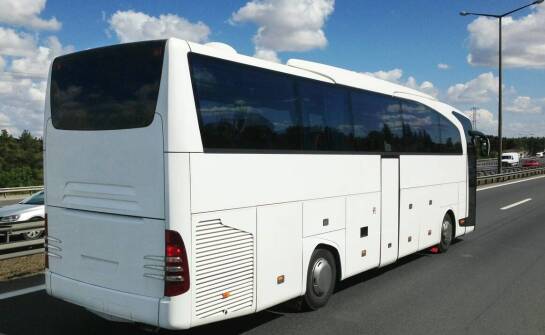 Dlaczego cena za kilometr busa bywa niższa na dłuższej trasie niż na krótkim kursie