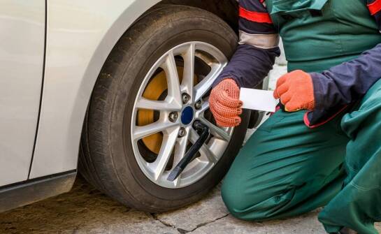 Jak ocenić uszkodzenie opony po wjechaniu w dziurę, zanim oddasz auto do serwisu