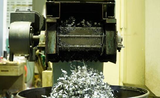 Jak różne układy robocze pracują w maszynach do gratowania blach