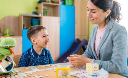 Jak gry planszowe pomagają utrwalać lektury i szkolne treści bez zamieniania nauki w kartkówkę