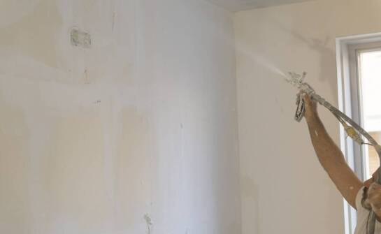 Dlaczego grunt decyduje o trwałości ceramicznej powłoki na ścianach użytkowych
