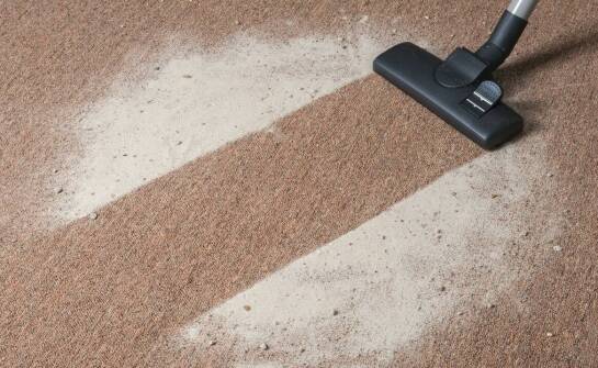 Jak brudny dywan wpływa na alergeny, zapachy i jakość powietrza we wnętrzach