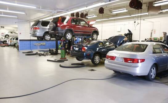 Kiedy auto zostaje w warsztacie po naprawie i jakie roszczenia ma właściciel pojazdu