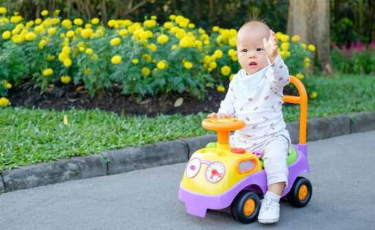 Jak pojazdowa zabawka interaktywna wspiera naukę kolorów, liczenia i motoryki