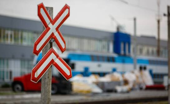 Jak odczytać oznaczenia ostrzegające przed przejazdem kolejowym na egzaminie teoretycznym