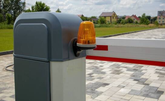 Dlaczego zimą mechanizm szlabanu częściej się zacina i jak ograniczyć awarie