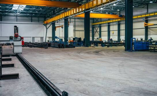 Jak projekt hali stalowej zmienia się, gdy łączysz magazyn z produkcją