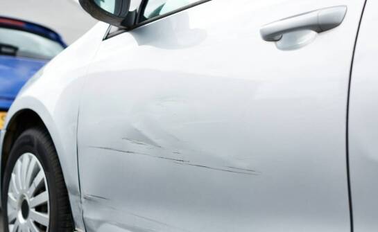 Jak codzienne wsiadanie do Mazdy CX-5 prowadzi do przetarć lakieru na progach