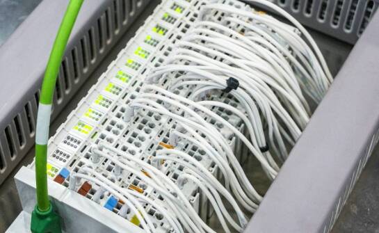 Jak modernizować hotelowe Wi‑Fi bez przerywania IPTV i systemów AV