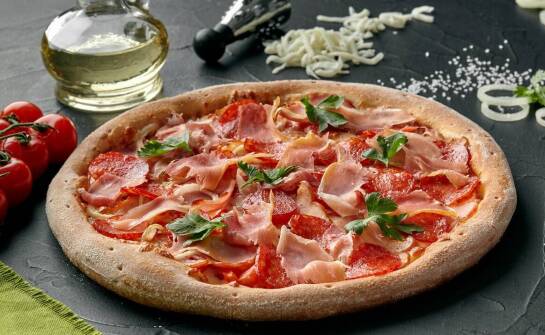 Jak dobrać dodatki i ciasto do pizzy o mocnym, mięsnym profilu z dowozem
