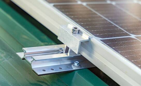 Klemy, adaptery i uchwyty jako elementy, które decydują o dopasowaniu instalacji PV