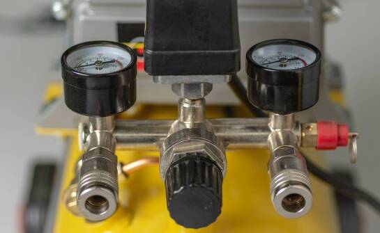Dlaczego punkt zaczepienia sprężyny gazowej zmienia pracę mechanizmu w automatyce przemysłowej