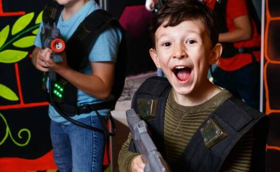 Jak działa karabin w laser tagu i czym różni się między areną a lasem