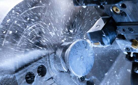 Dlaczego stal, aluminium i nierdzewka inaczej przyjmują powłokę proszkową po obróbce CNC