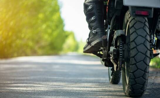 Jak z opisu letnich butów motocyklowych wyłapać realną ochronę i wygodę w mieście
