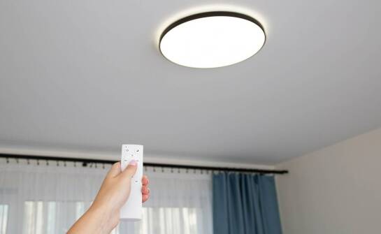 Jak dobrać lampę sufitową sterowaną pilotem do metrażu i funkcji wnętrza