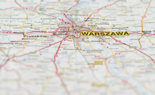 Przyjazd pociągiem do Warszawy: jak zgrać wizytę w Koperniku z noclegiem w śródmieściu