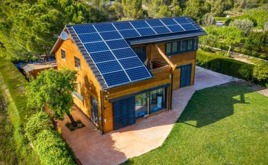 Jak zaprojektować drewniany domek off-grid, by działał samodzielnie przez cały sezon