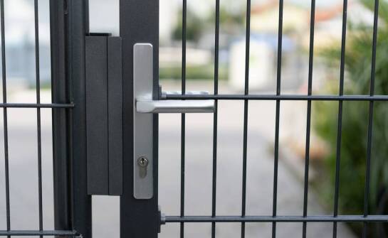 Jak dobrać zaczep i opór furtki do słupka, zamka i kierunku otwierania