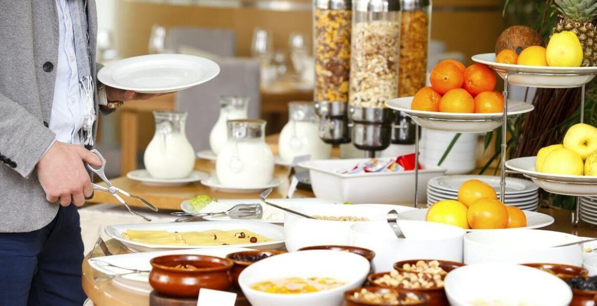 Bufet czy menu à la carte w sopockim hotelu — poranek rodziny, pary i gościa biznesowego