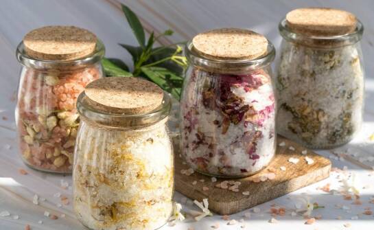 Gdzie naturalne peelingi solne pomagają w pedicure, a gdzie lepiej ich nie używać