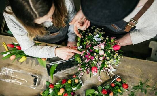 Jak powstaje kompozycja w pracowni florystycznej — od zamówienia do gotowej aranżacji
