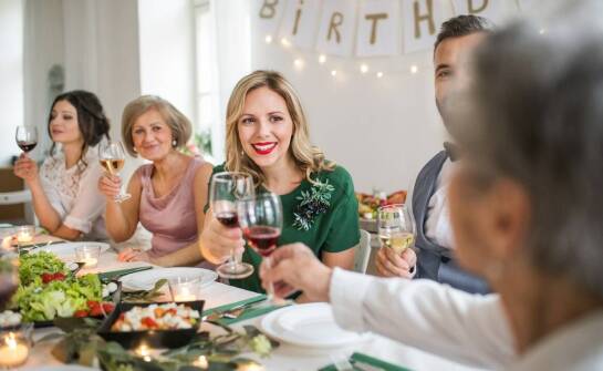 Jak ułożyć urodziny w restauracji, by sala, menu i tempo obsługi pasowały do gości