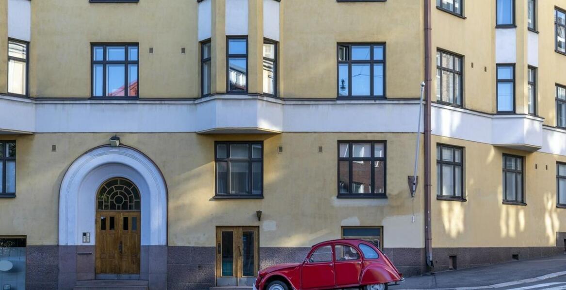 Auto na czas zakupu mieszkania z obciążeniem komorniczym — kiedy krótki wynajem pomaga