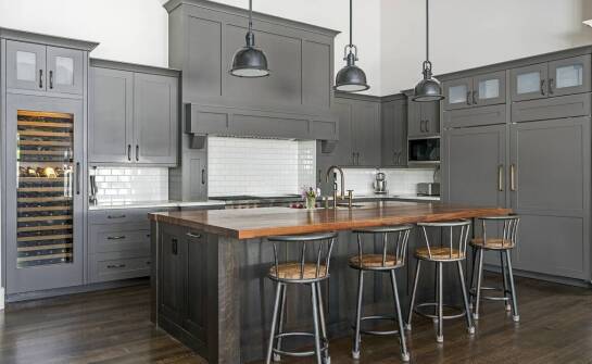 Jak siedziska w stylistyce retro porządkują kuchnię z industrialną wyspą