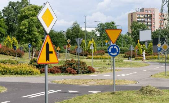 Znaki pierwszeństwa, które rozstrzygają sytuację na skrzyżowaniu i najczęściej decydują o odpowiedzi na egzaminie teoretycznym