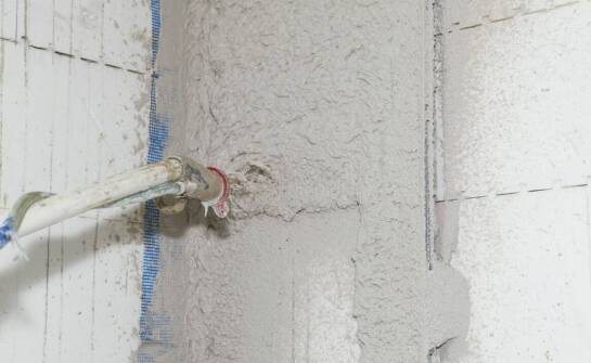 Beton komórkowy przed tynkiem — jak ograniczyć zbyt szybkie odciąganie wody