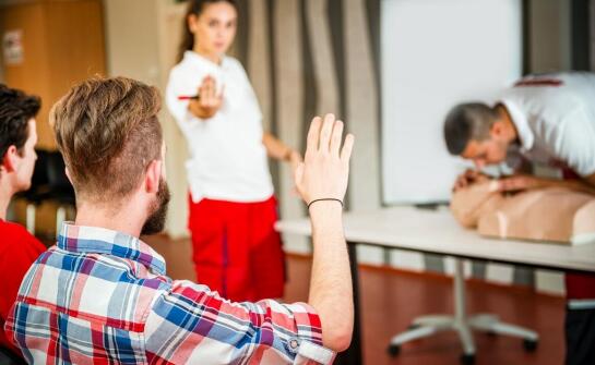Jakie scenariusze szkolne powinien obejmować kurs pierwszej pomocy dla nauczyciela EDB