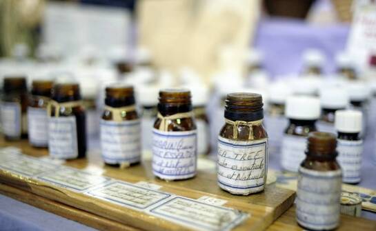 Naturalne surowce zapachowe a trwałość kompozycji w perfumach, kosmetykach i świecach