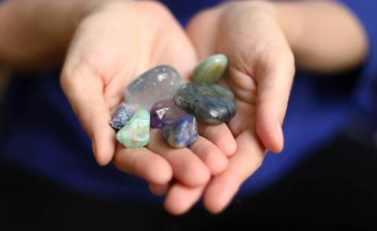 Amulet z kamienia naturalnego na co dzień — jak dobrać minerał, formę i oczyszczanie