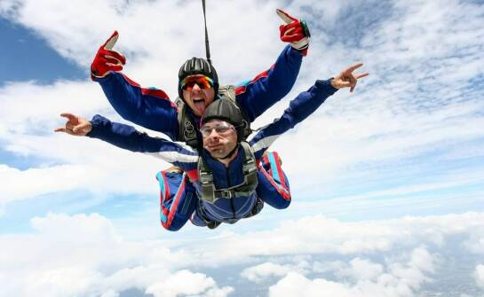 AFF czy static line — jak metoda szkolenia zmienia tempo nauki i samodzielność skoczka