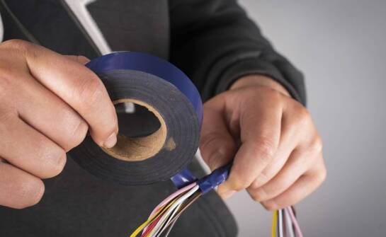 Jak usuwać resztki kleju z kabli, obudów i elementów instalacji bez uszkadzania powierzchni