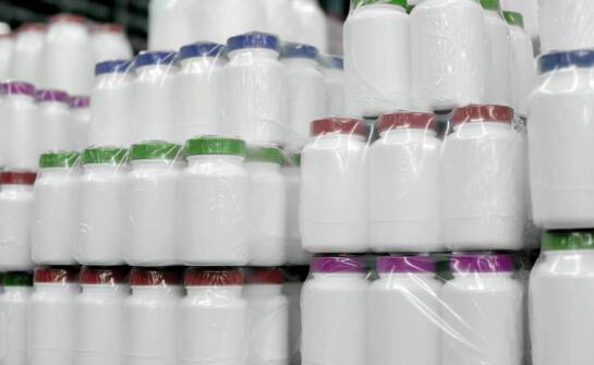 Jak dobrać materiał etykiety do butelek szklanych i plastikowych w wilgotnym magazynie