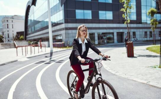 Kiedy spacer, rower i hulajnoga są wygodniejsze niż metro w drodze do Centrum Nauki Kopernik