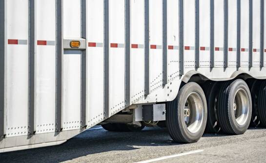 Kiedy wysokość i materiał burt zmieniają przydatność naczepy w codziennym transporcie