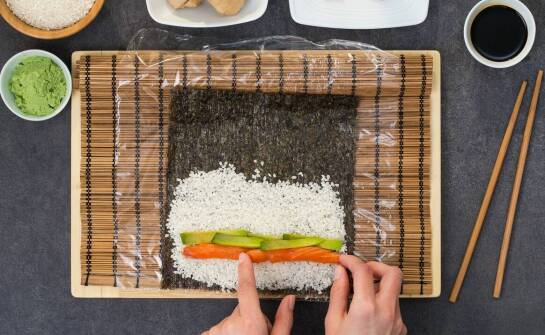 Jakie cechy ryżowaru pomagają uzyskać kleisty ryż do sushi w domu