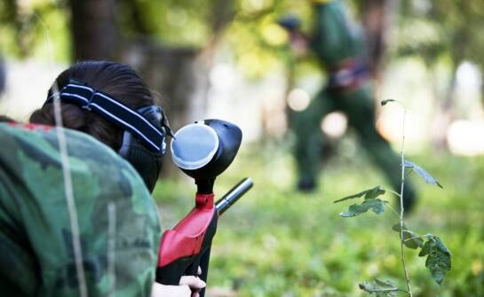 Kiedy rola snajpera w paintballu laserowym naprawdę ożywia grę grupową
