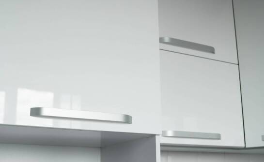 Matowe czy błyszczące fronty w małej kuchni — co zmienia codzienne użytkowanie